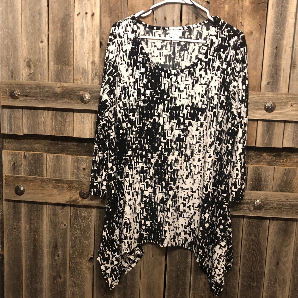 Jaclyn Smith Black and White Abstract Top